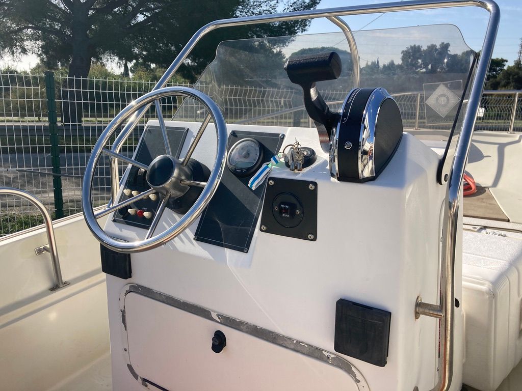 slider 6 Boston Whaler  17 Montauk